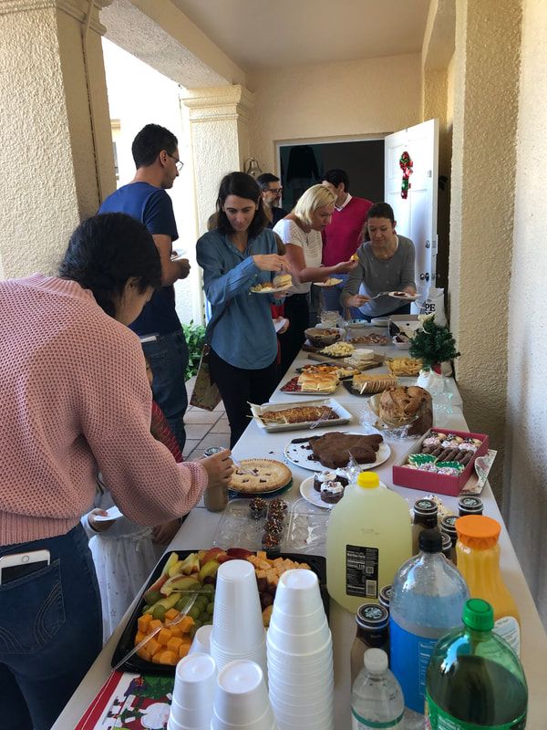 Des familles des Samedis Français réunies autour d'un buffet partagé